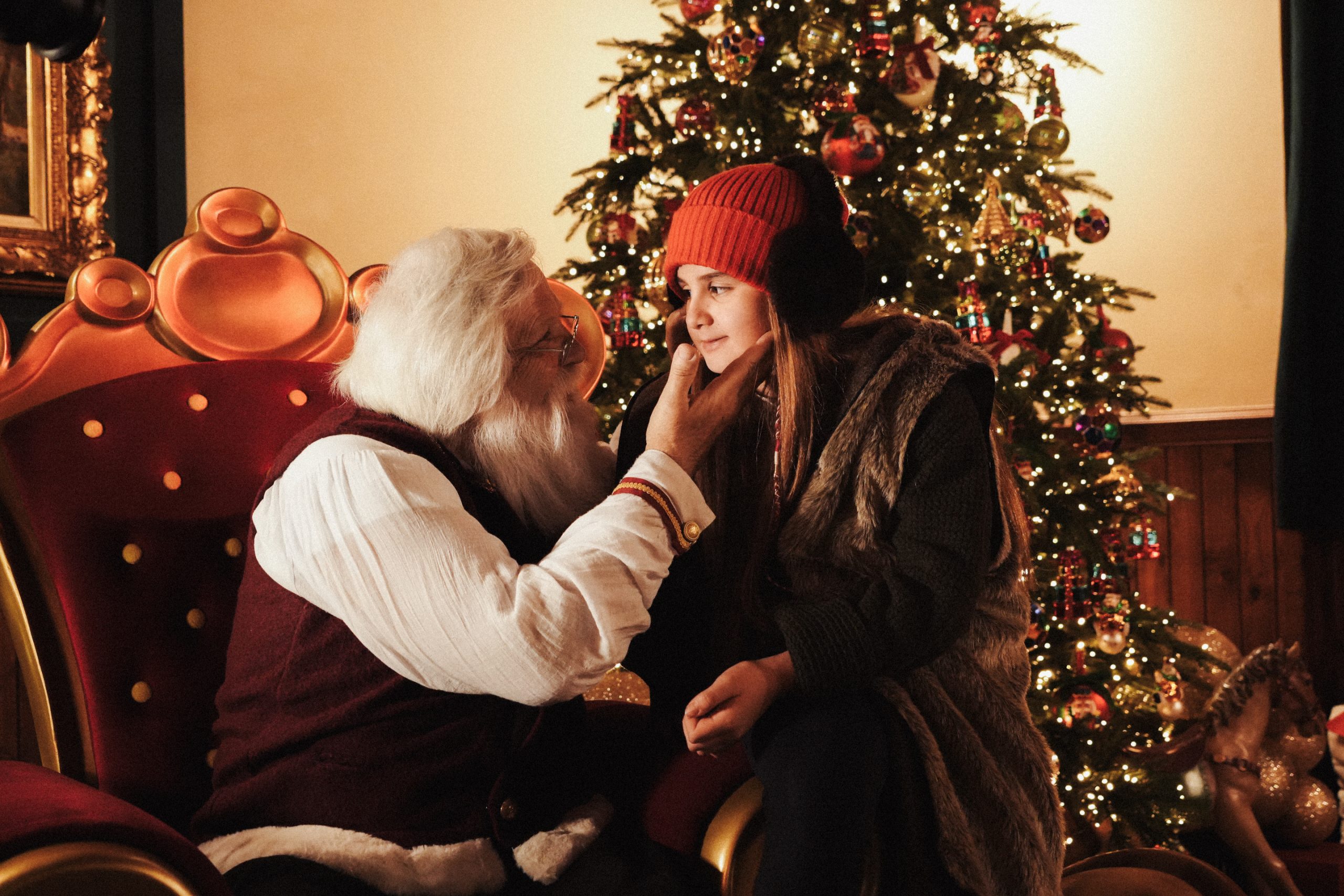 Una bambina incontra Babbo Natale nella sua dimora
